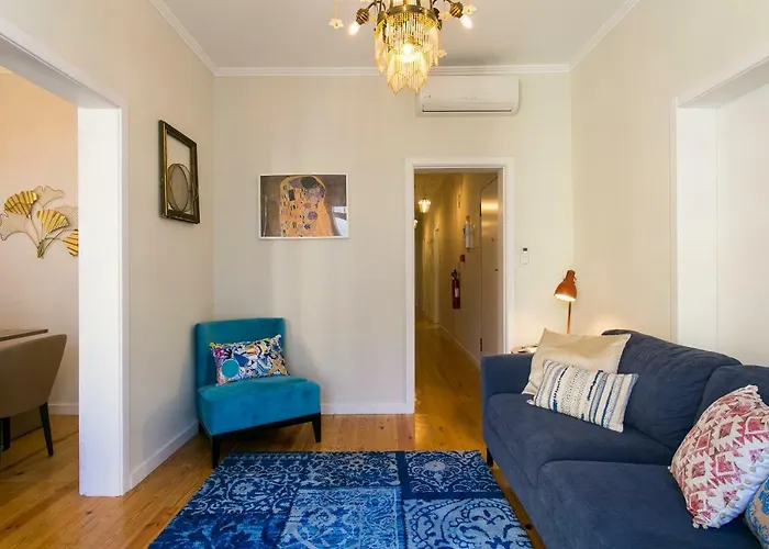 Art Deco 4 Bedrooms Flat In The Center